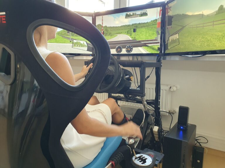 Read more about the article Zpátky za volant? Jak mi autotrenažér ukázal realitu